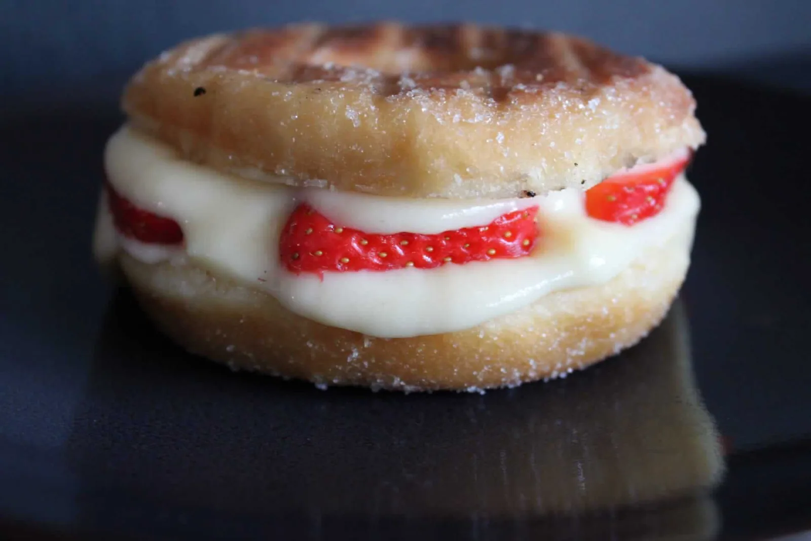 Grilled doughnuts with cream and strawberries