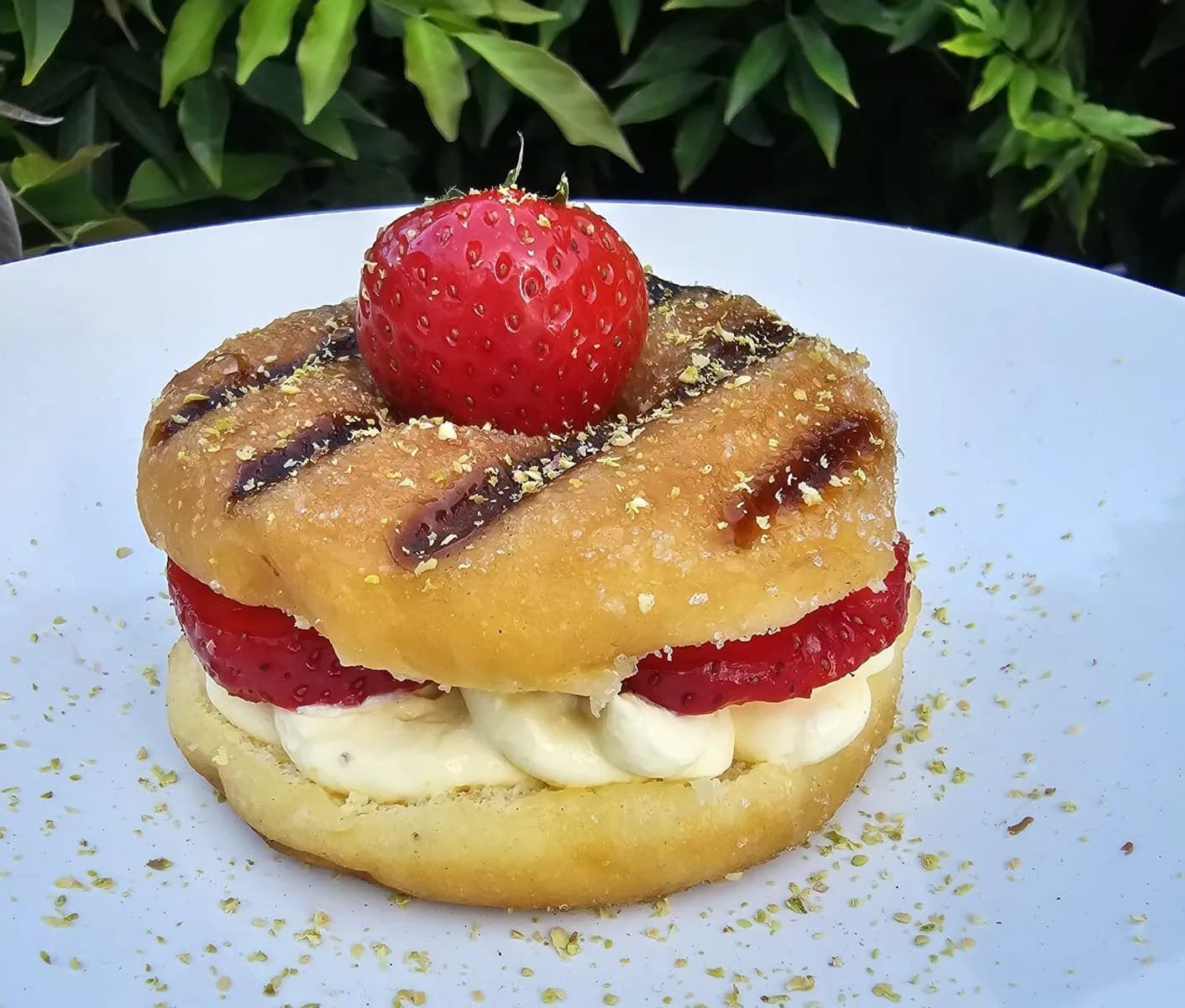 Grilled doughnuts with peach cream