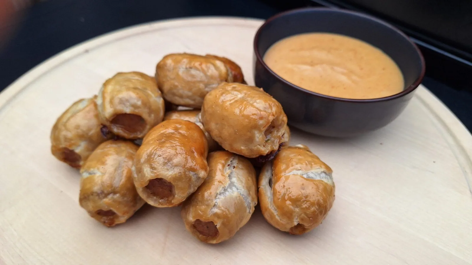 Jalapeño-cheddar sausage puff pastry bites