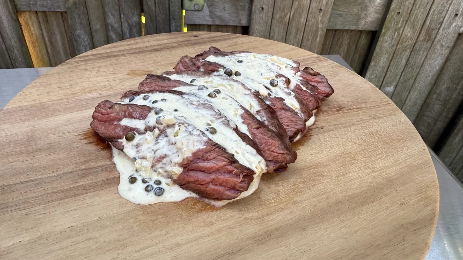 Grilled bavette with creamy peppercorn sauce