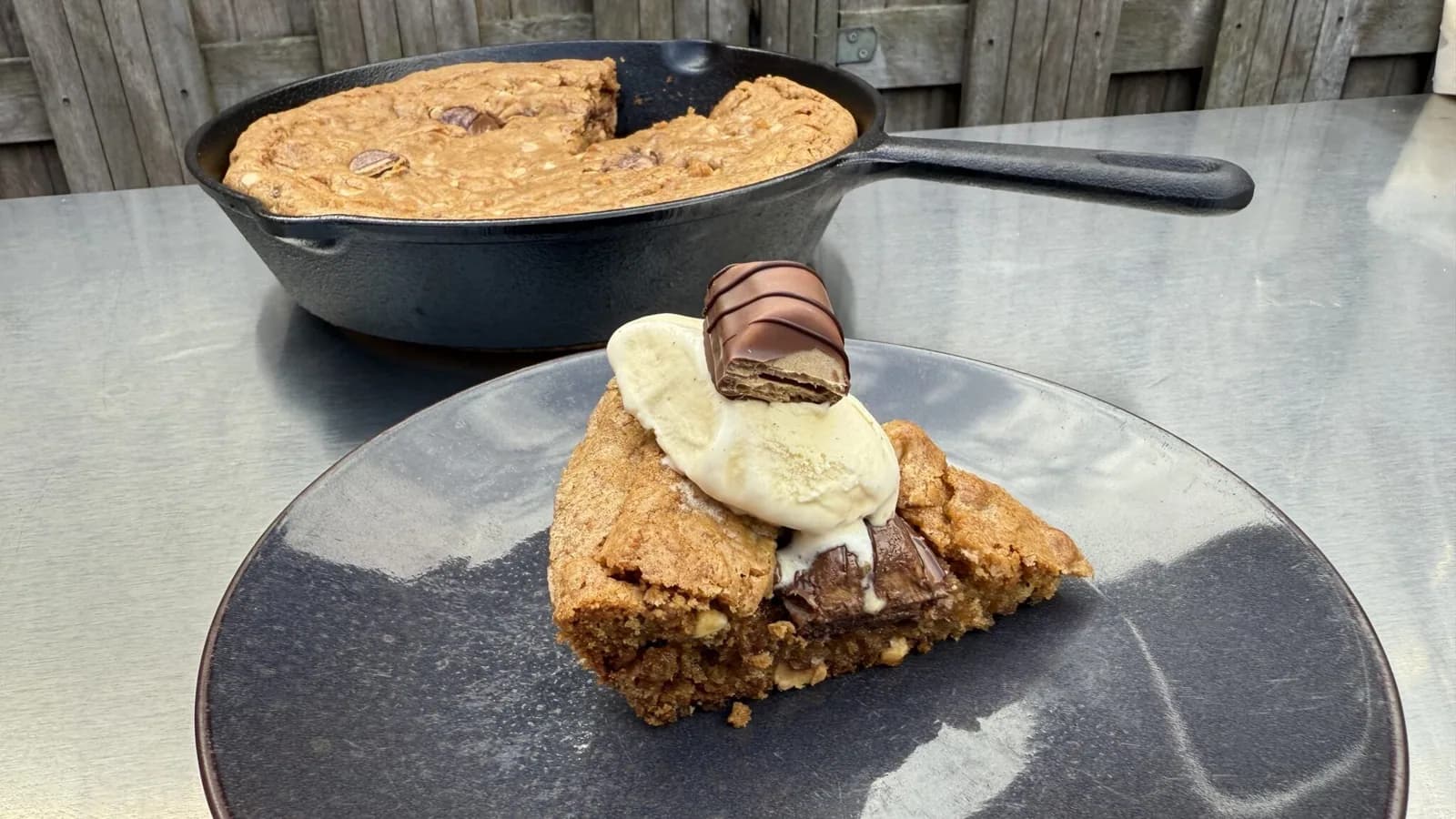 Kinder Bueno skillet cookie